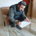 Domingo Villalba Firmando su candidatura