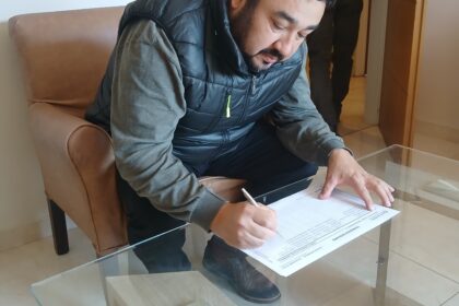 Domingo Villalba Firmando su candidatura