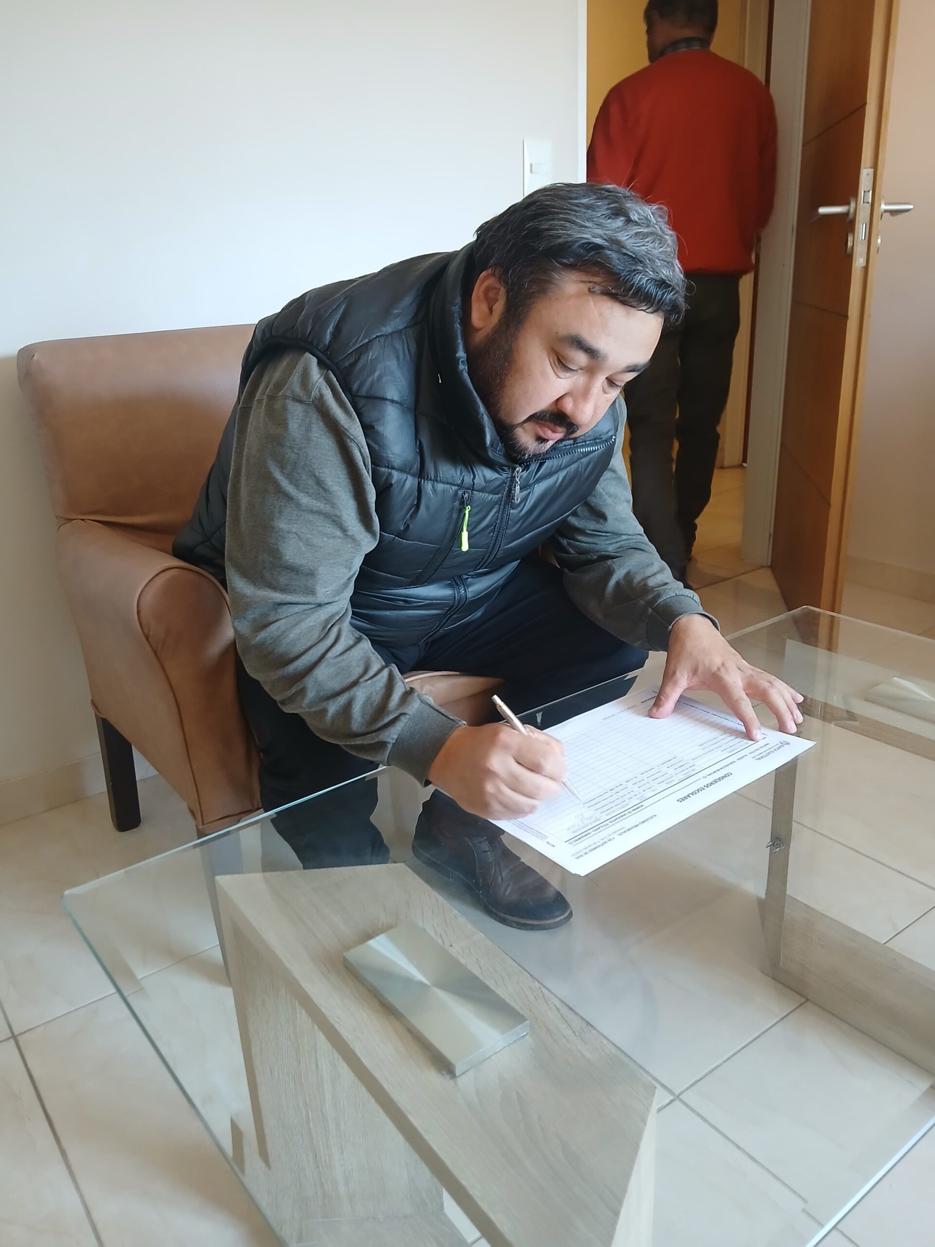 Domingo Villalba Firmando su candidatura